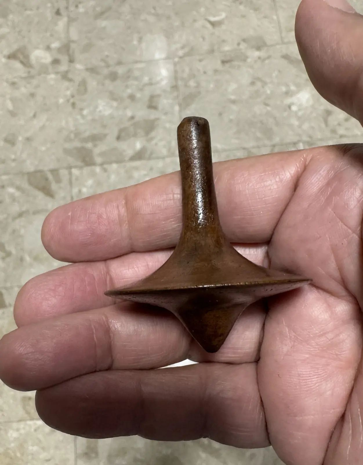 סביבון עץ אגוז ארמני