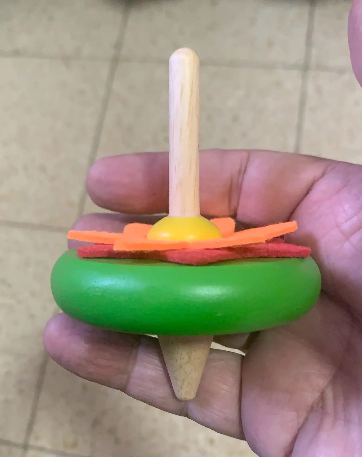 סביבון עץ עם ידית אחיזה ופרח,  של חברת סבורה