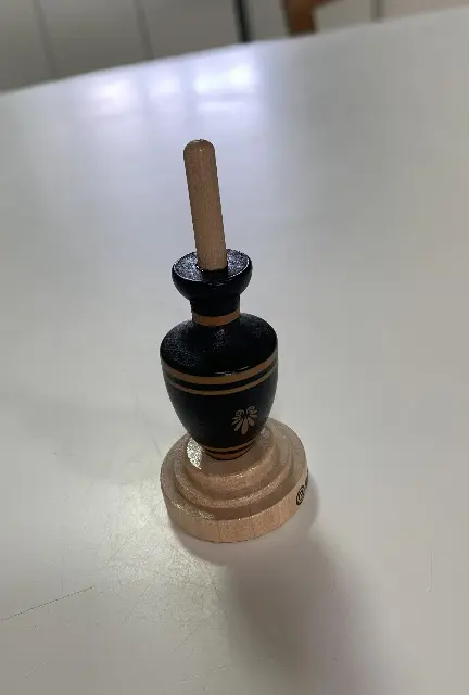 סביבוני כדי חרס  יווני של חברת סבורה מעץ