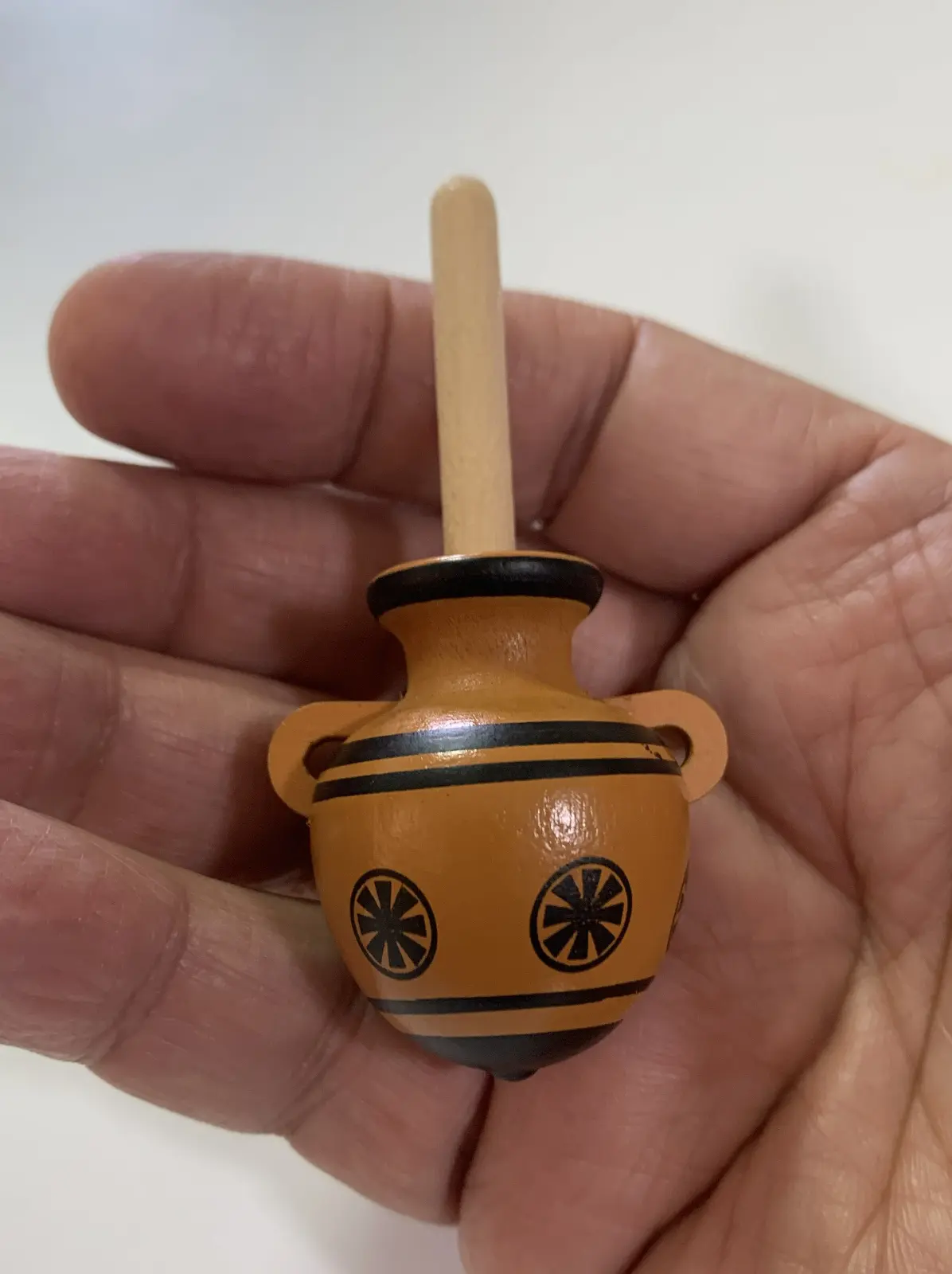 סביבוני כדי חרס  יווני של חברת סבורה מעץ
