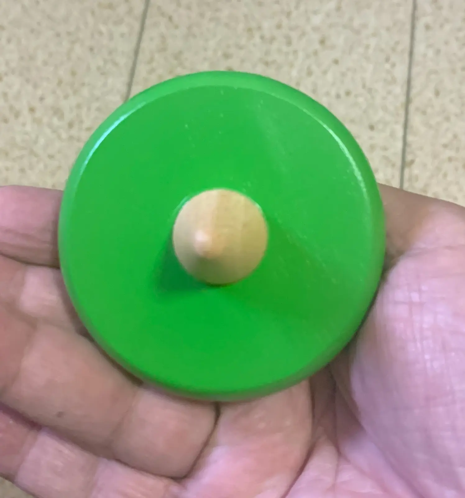 סביבון עץ עם ידית אחיזה ופרח,  של חברת סבורה