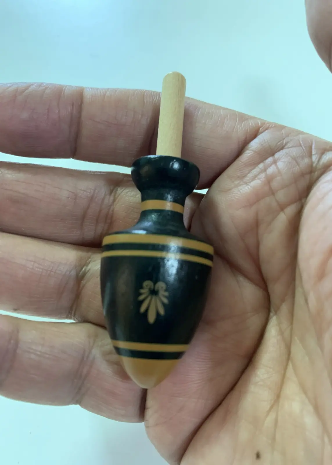 סביבוני כדי חרס  יווני של חברת סבורה מעץ