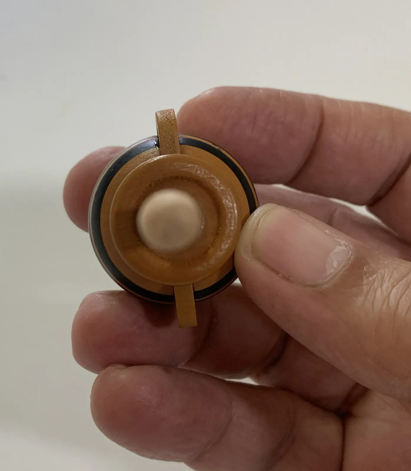 סביבוני כדי חרס  יווני של חברת סבורה מעץ