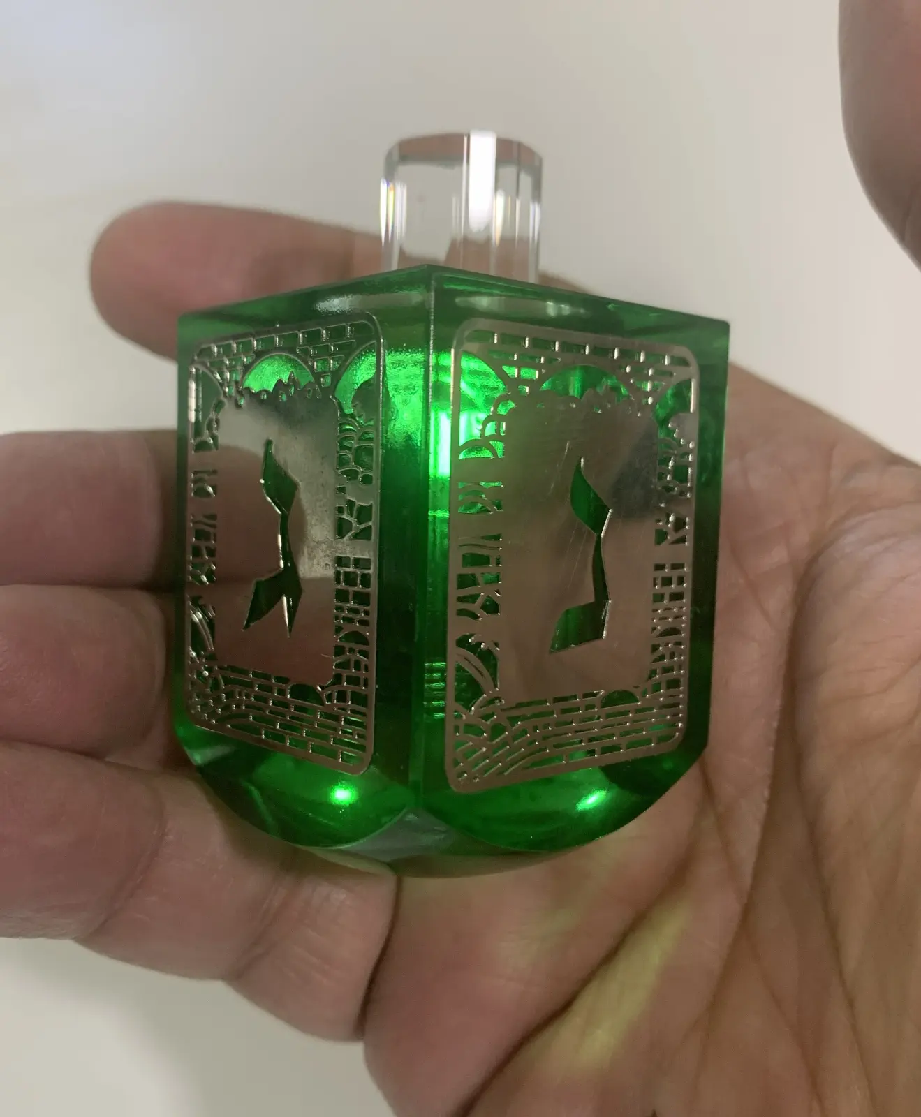 סביבון קריסטל גוון ירוק של חברת חושן מתנה מאחי גיל