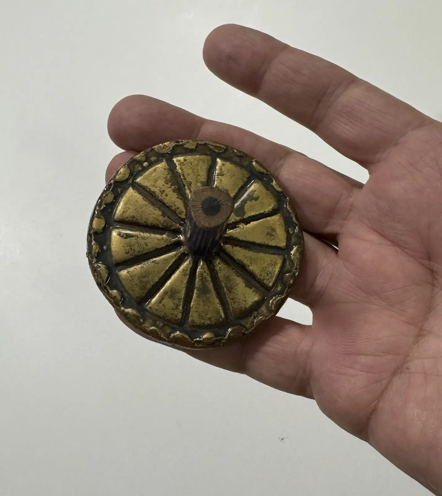 סביבון העפרון מעץ של טלי גאון