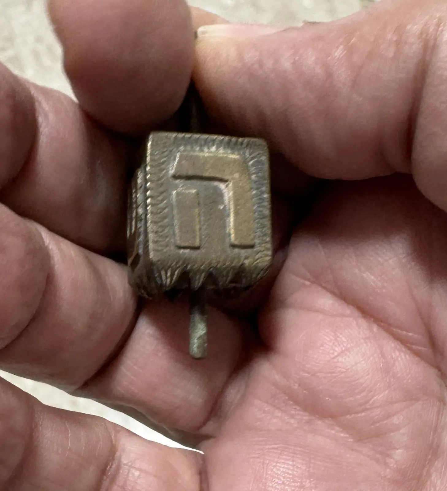 רפליקה סביבון מפולין המאה ה-19 כסף, יצוק, חרוט ומוזהב בחלקו