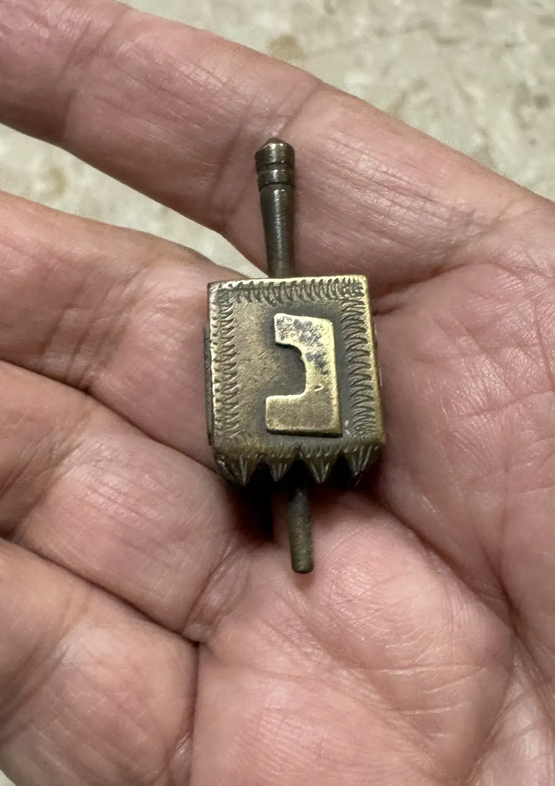 רפליקה סביבון מפולין המאה ה-19 כסף, יצוק, חרוט ומוזהב בחלקו