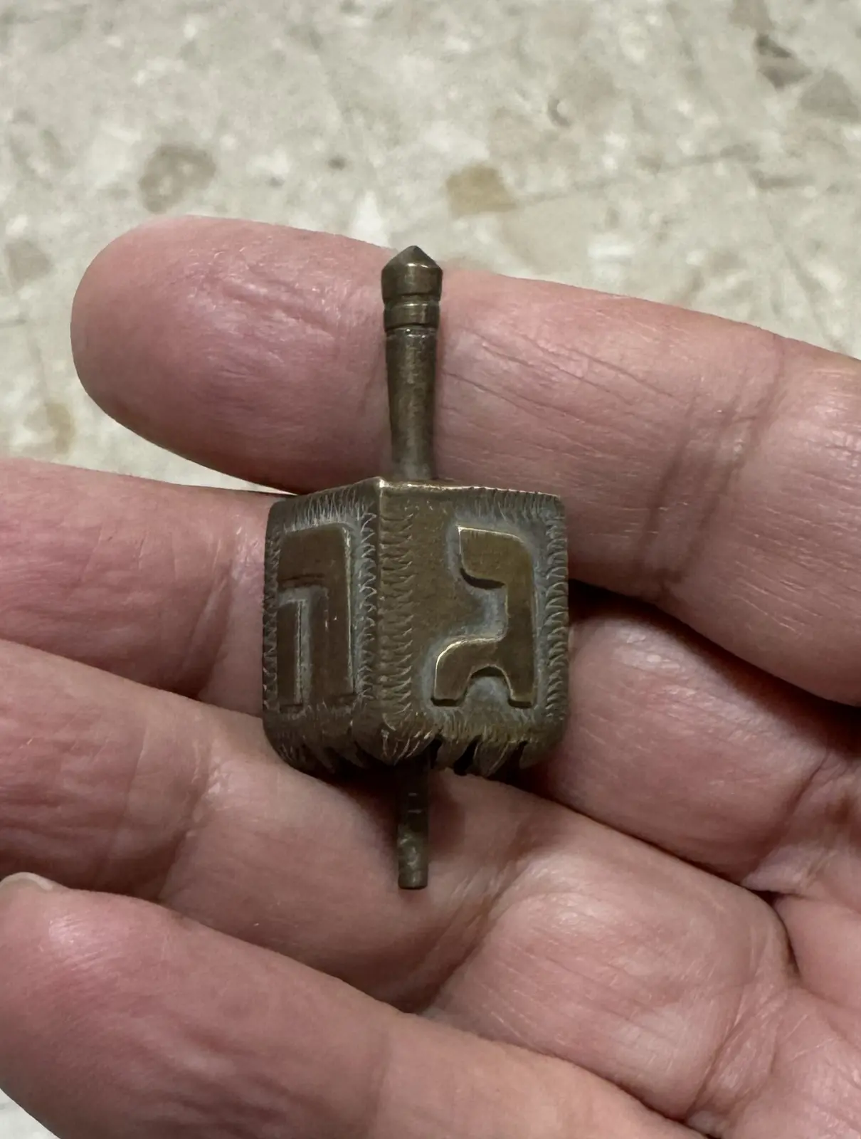 רפליקה סביבון מפולין המאה ה-19 כסף, יצוק, חרוט ומוזהב בחלקו