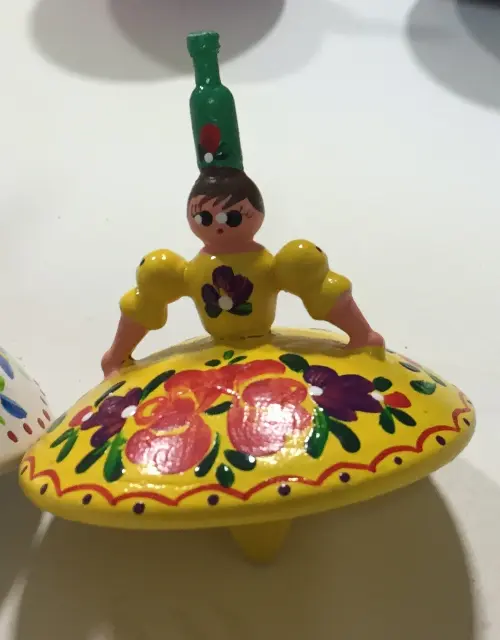 סביבון רקדנית עם שמלה  צהובה מהונגריה
