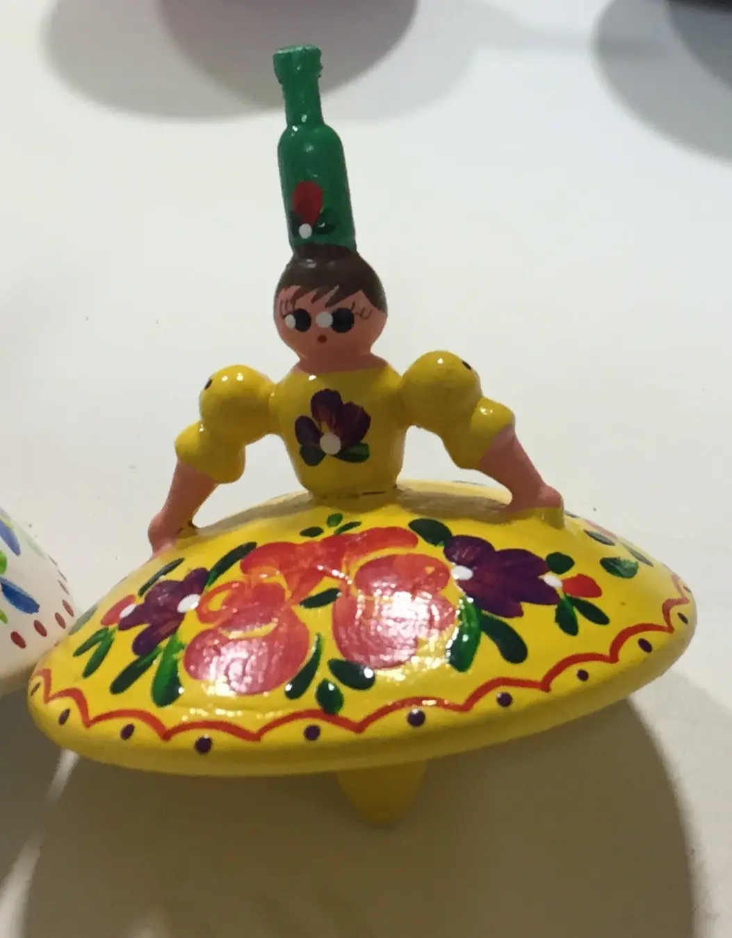 סביבון רקדנית עם שמלה  צהובה מהונגריה