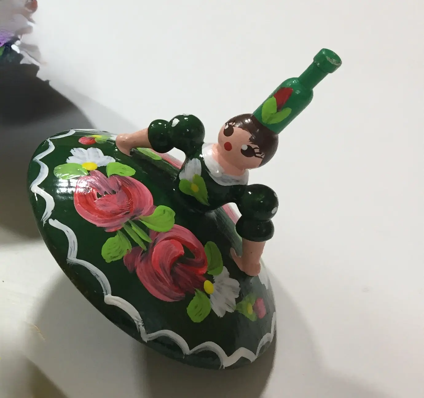 סביבון רקדנית עם שמלה ירוקה מהונגריה