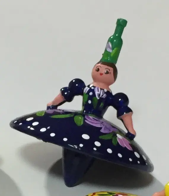 סביבון רקדנית עם שמלה כחולה מהונגריה