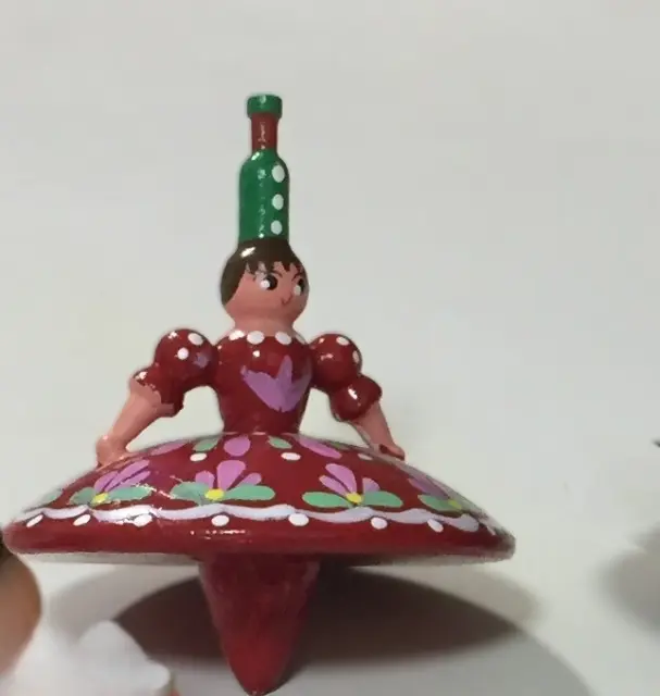 סביבון רקדנית עם שמלה אדומה מהונגריה
