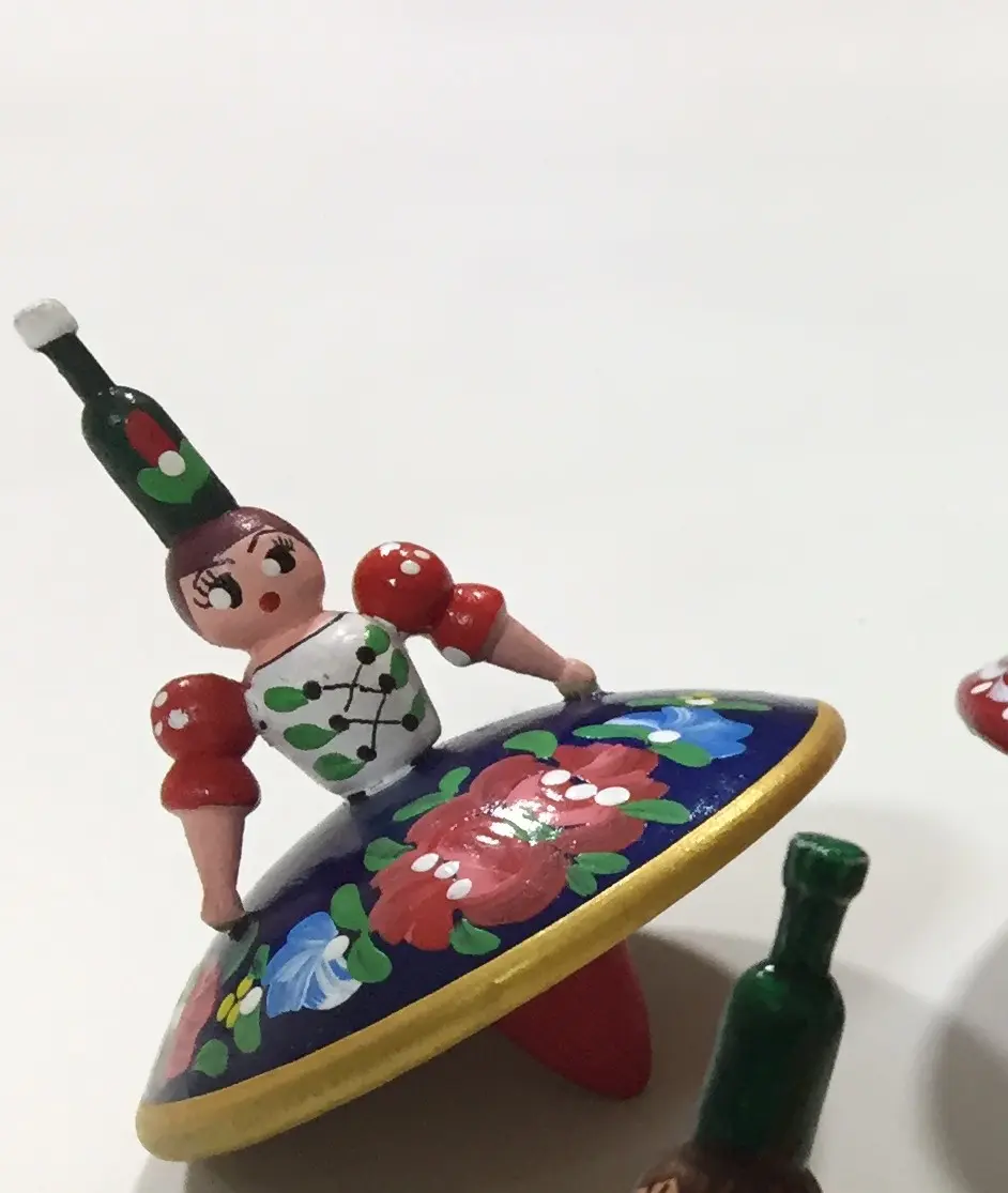 סביבון רקדנית עם שמלה אדום לבן מהונגריה