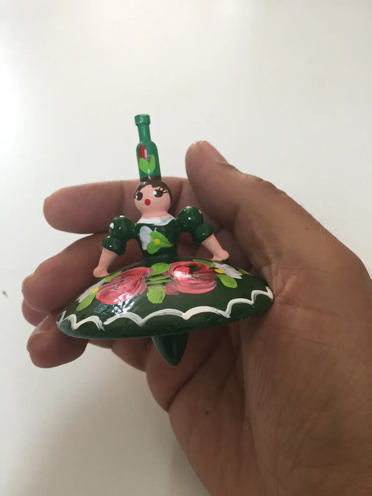 סביבון רקדנית עם שמלה ירוקה מהונגריה