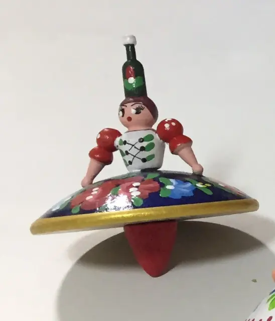 סביבון רקדנית עם שמלה אדום לבן מהונגריה