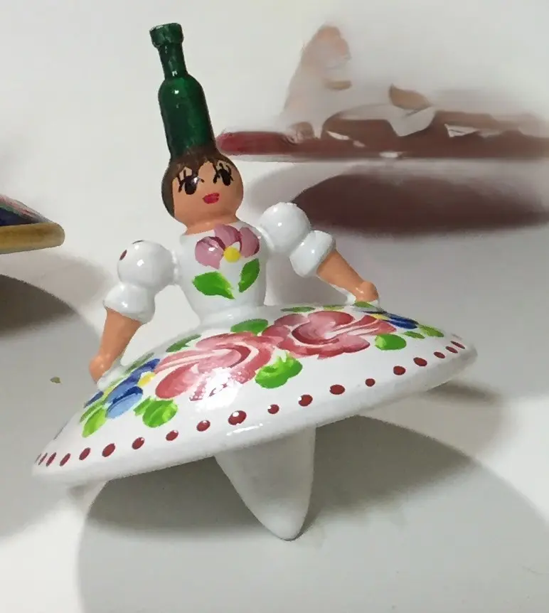 סביבון רקדנית עם שמלה  לבנה מהונגריה