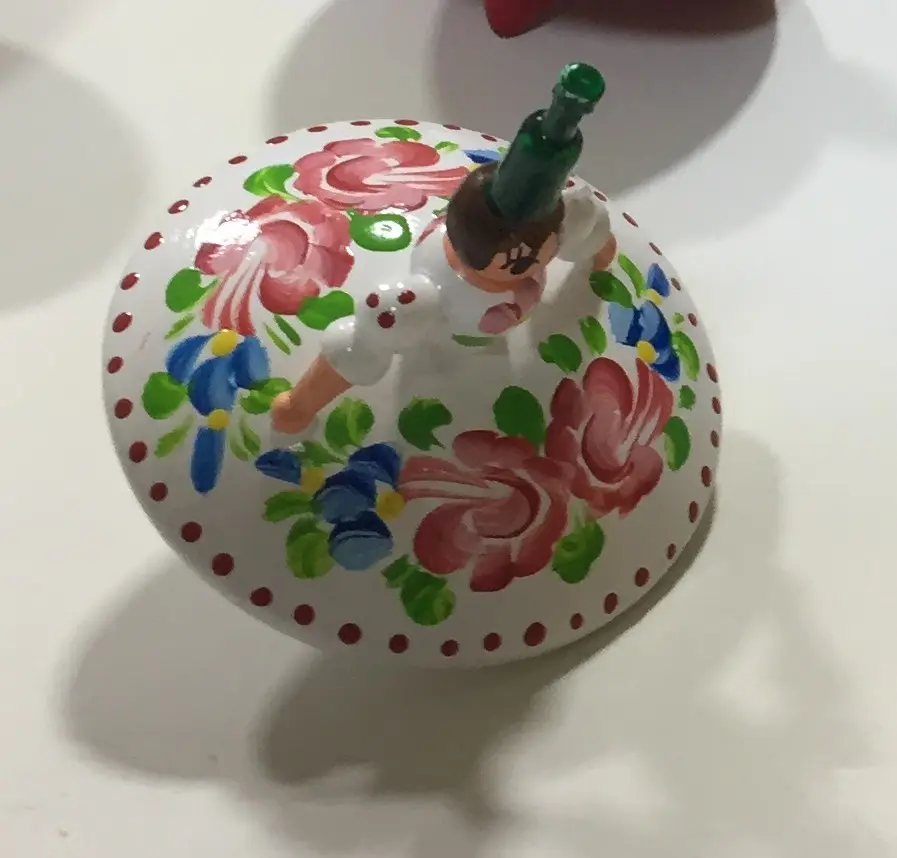סביבון רקדנית עם שמלה  לבנה מהונגריה