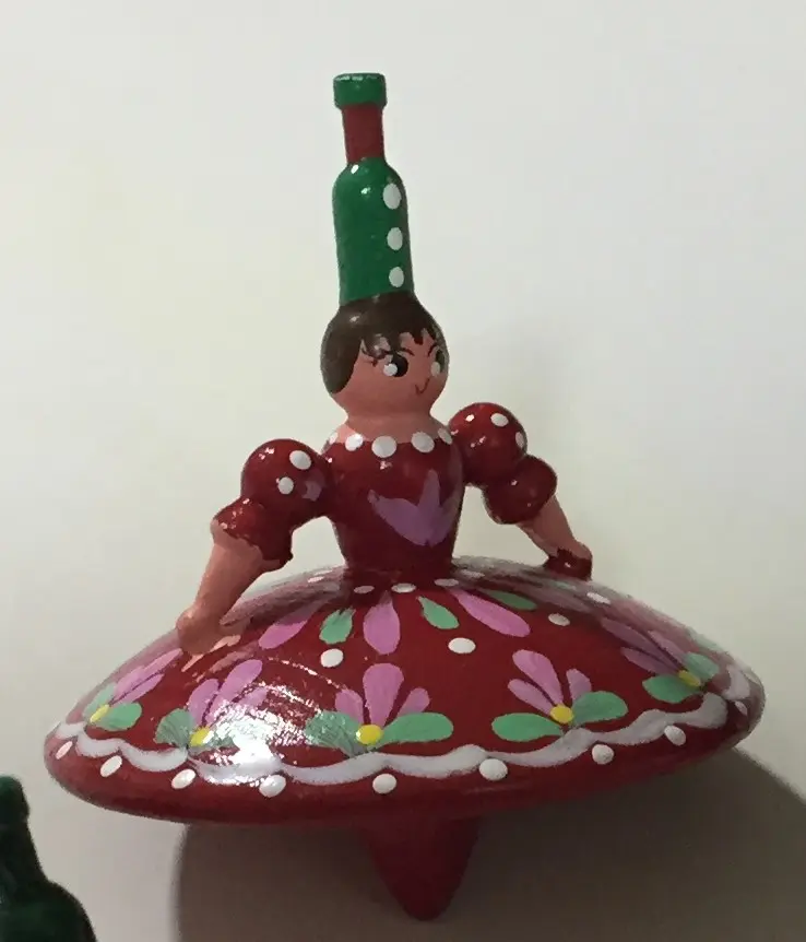 סביבון רקדנית עם שמלה אדומה מהונגריה