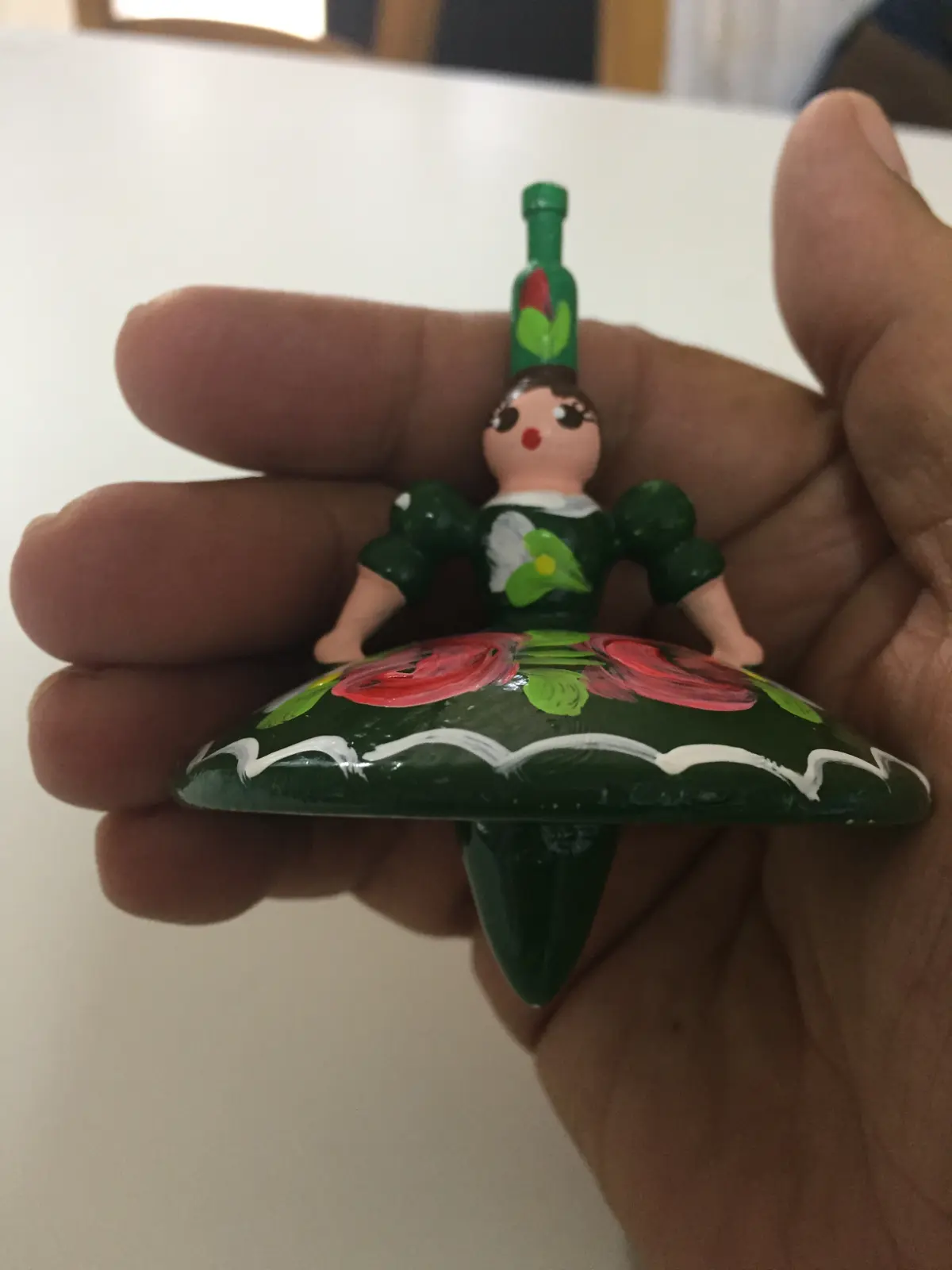 סביבון רקדנית עם שמלה ירוקה מהונגריה