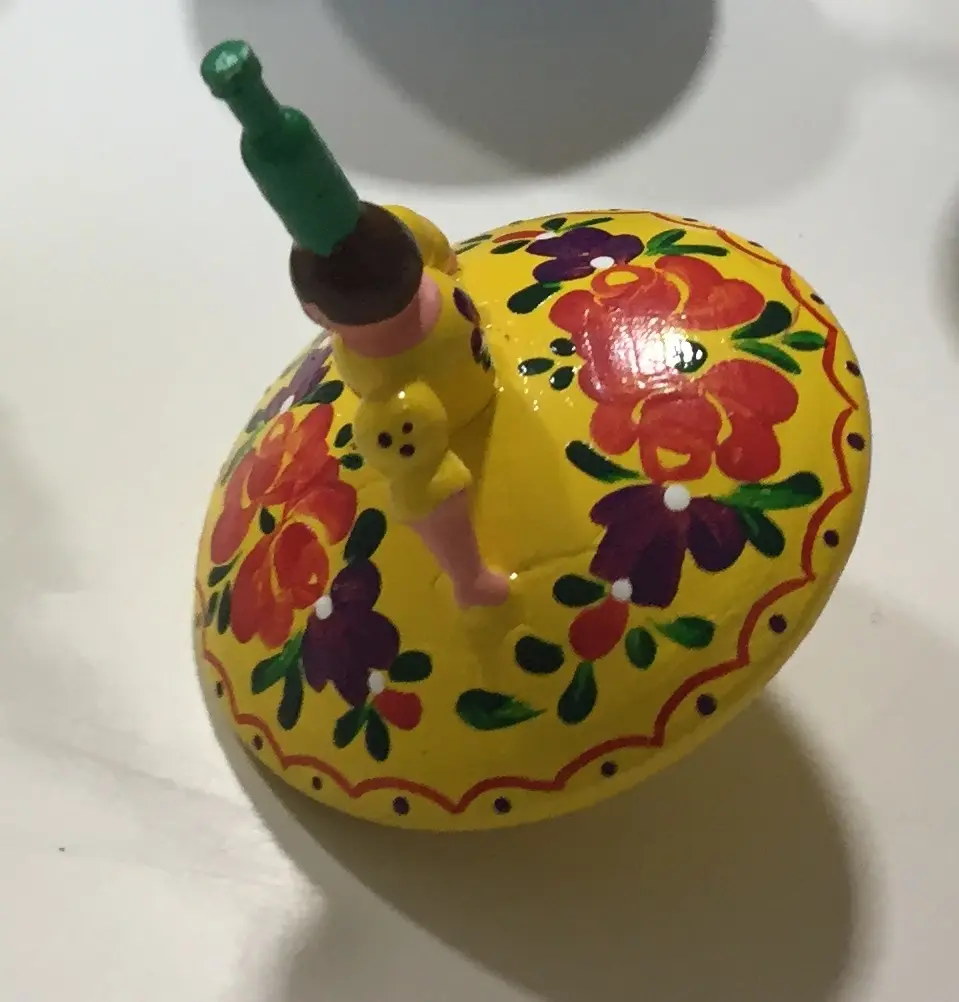 סביבון רקדנית עם שמלה  צהובה מהונגריה