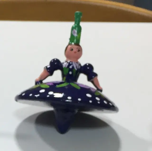 סביבון רקדנית עם שמלה כחולה מהונגריה