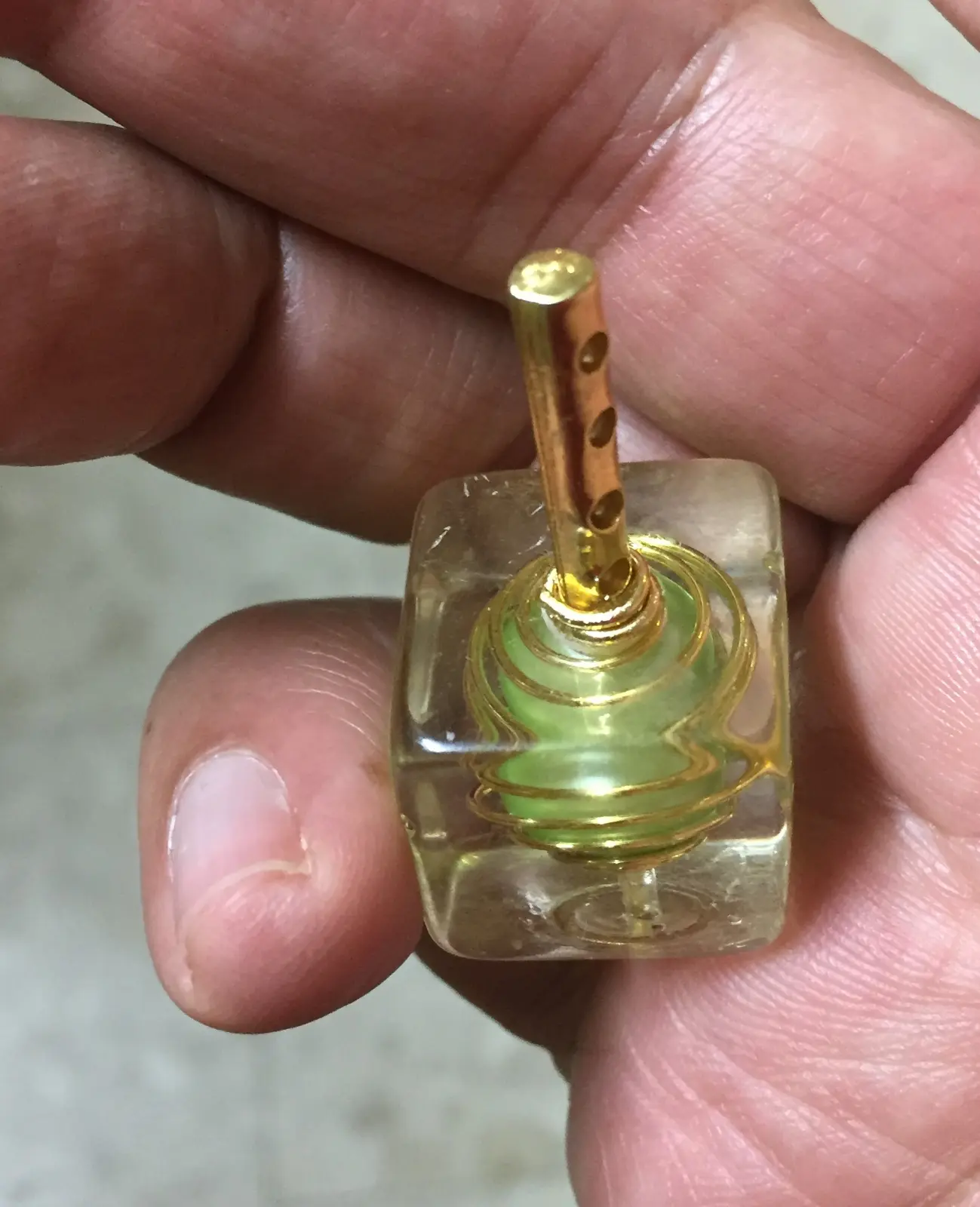 סביבון ריבועי שקוף עם חרוז  ירוק בתוכו
