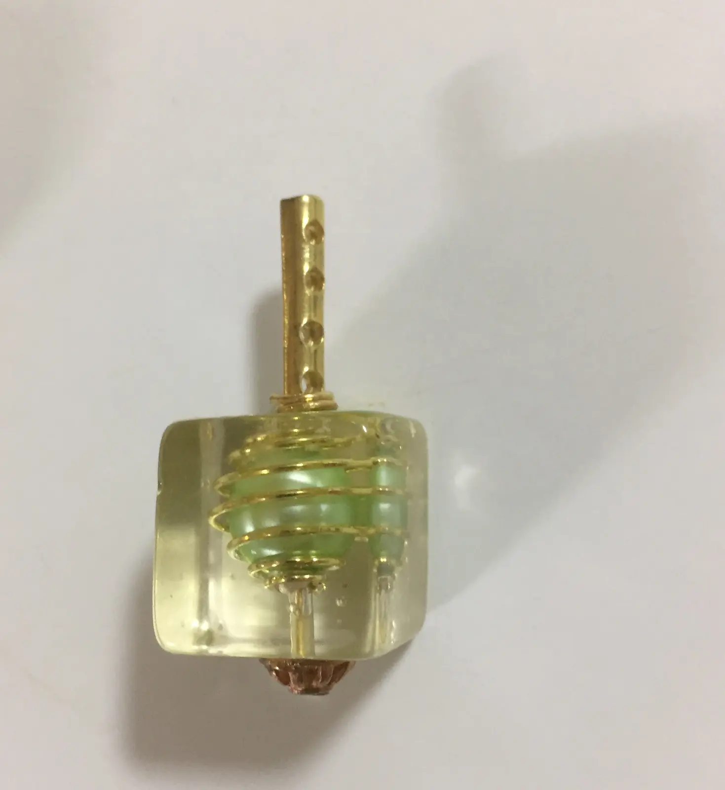 סביבון ריבועי שקוף עם חרוז  ירוק בתוכו
