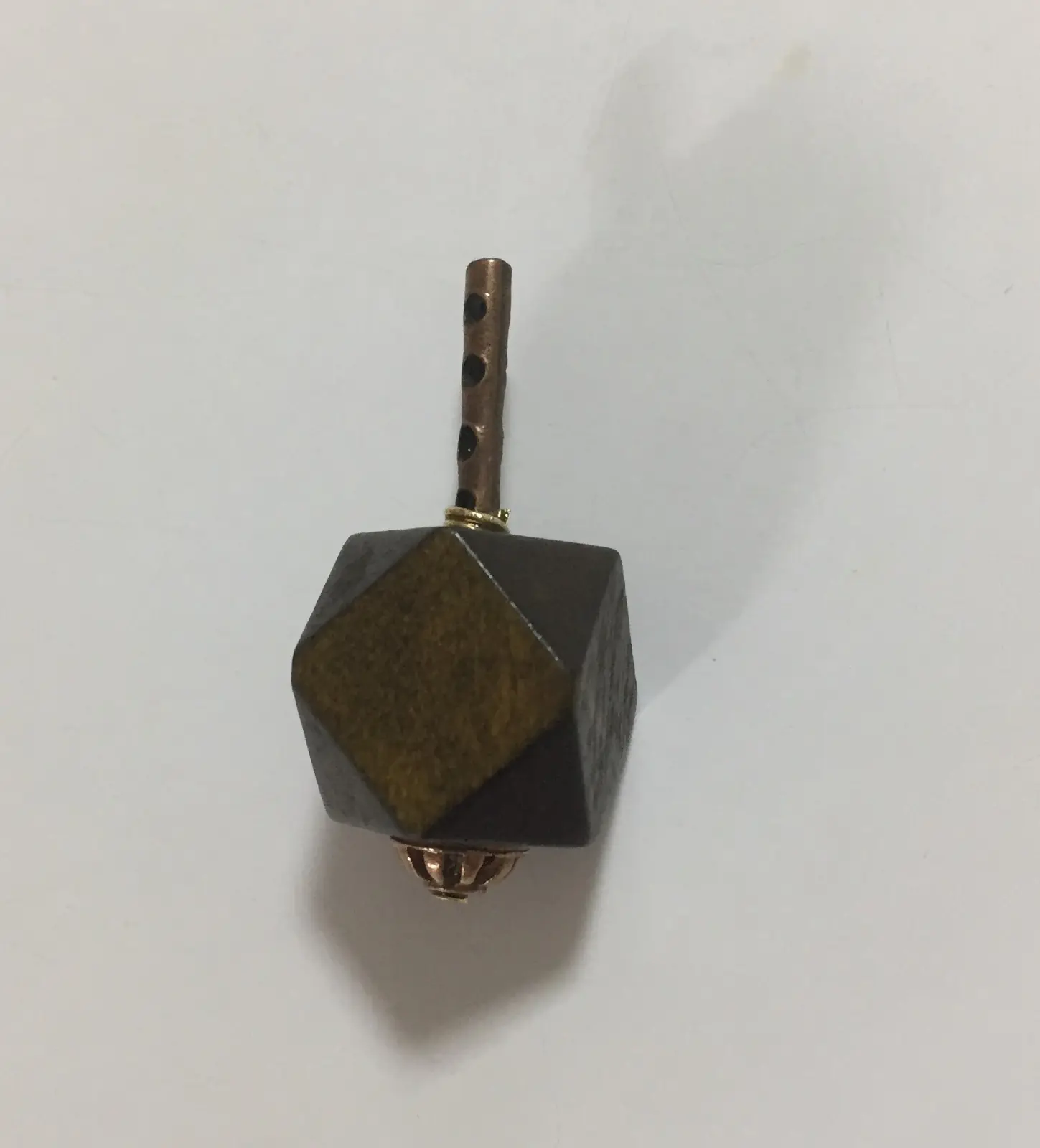 סביבון חרוז מעוין חום