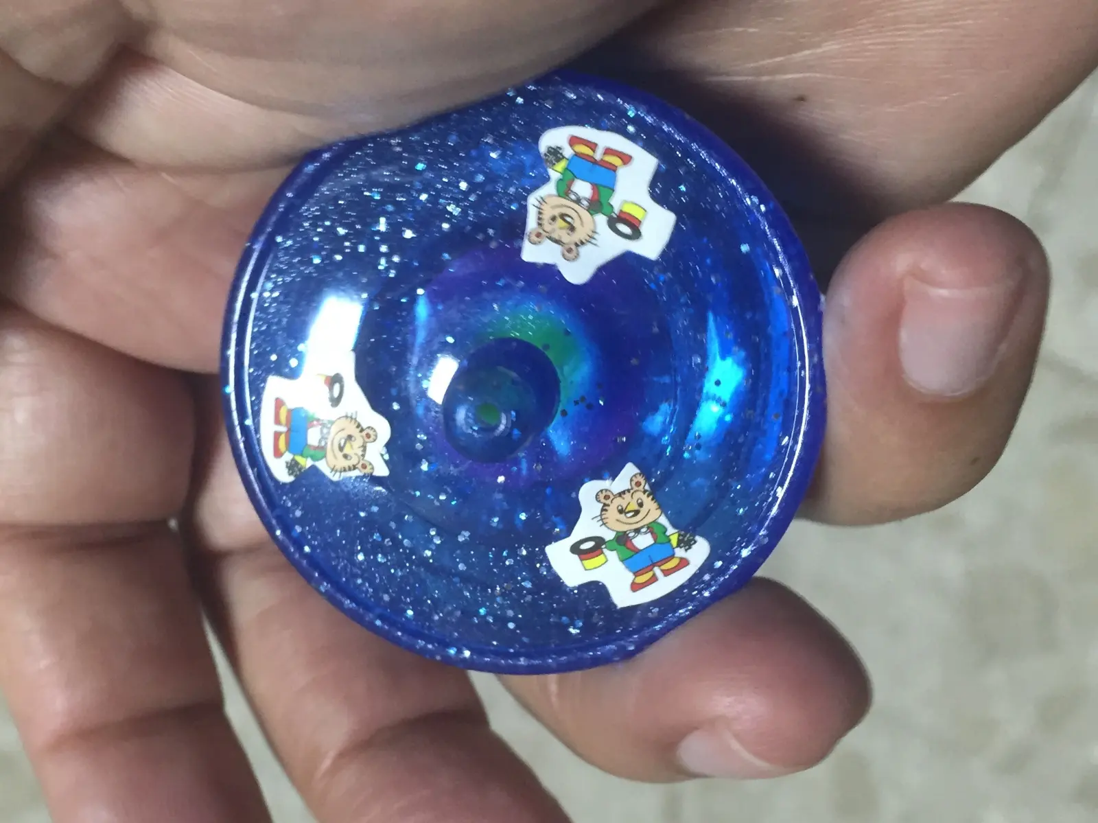 סביבון פלסטיק עם ראש מגט ונחש מתכת