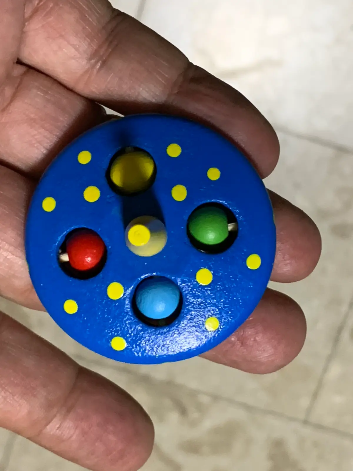 סביבון כחול עם כדורים