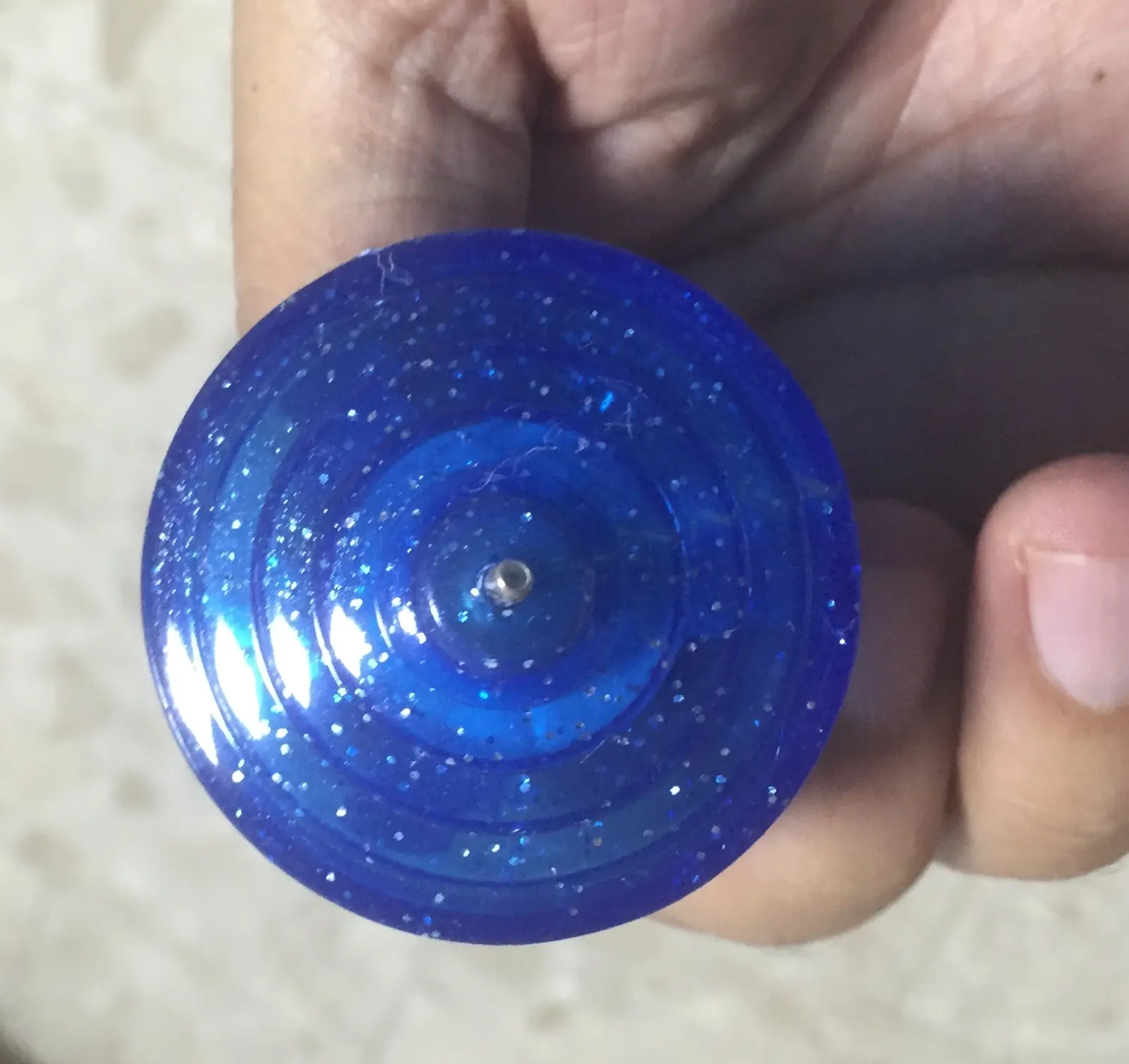 סביבון פלסטיק עם ראש מגט ונחש מתכת