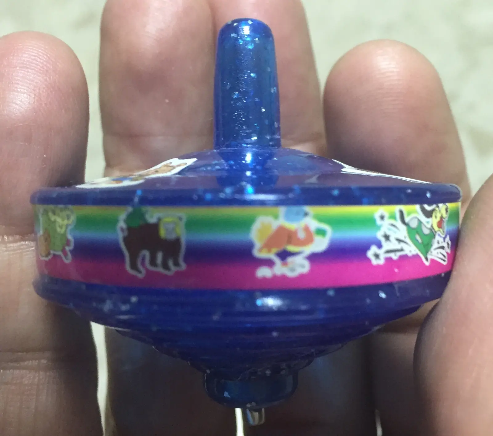 סביבון פלסטיק עם ראש מגט ונחש מתכת