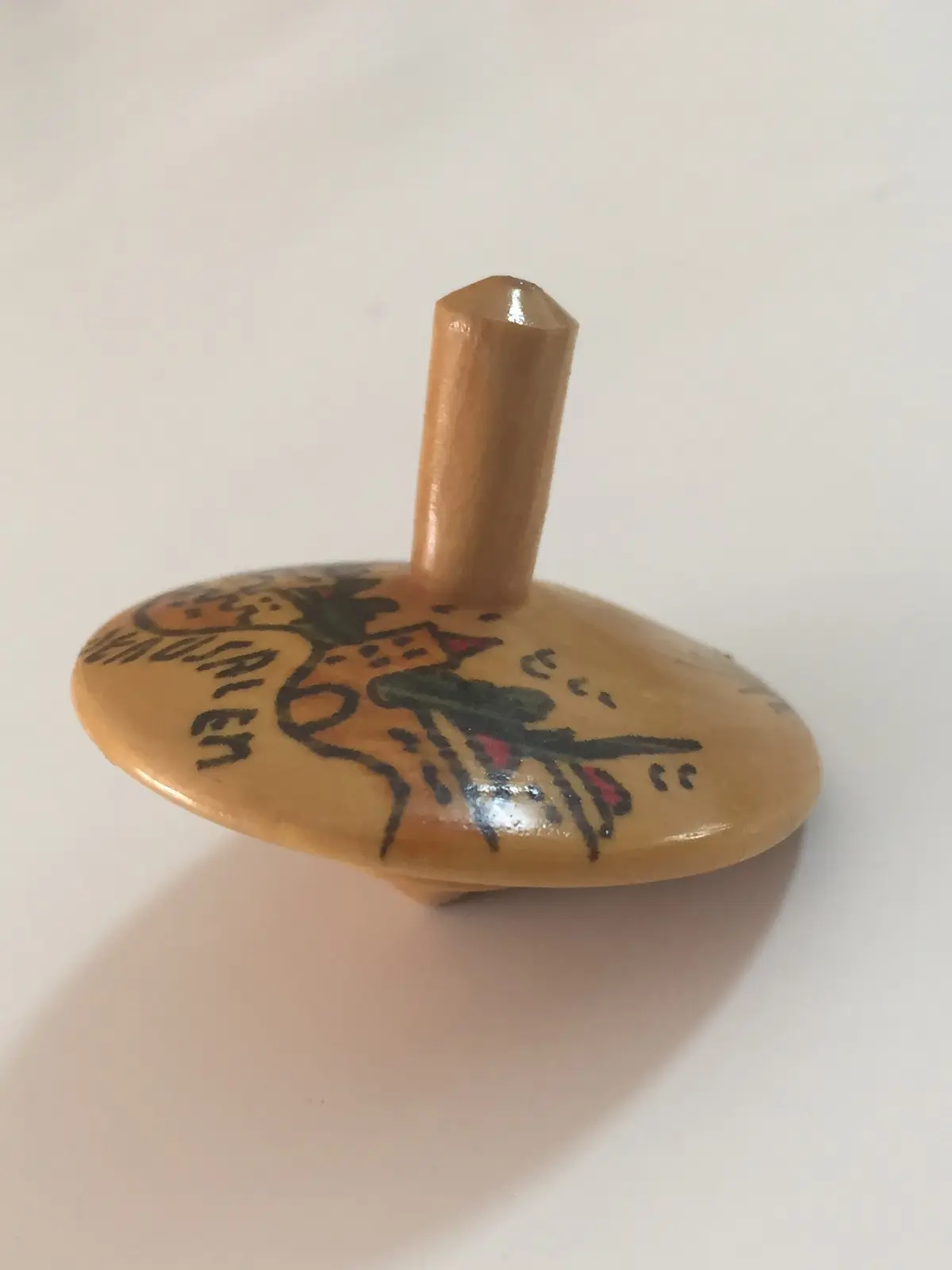 סביבון עץ זית כנראה של בצלאל