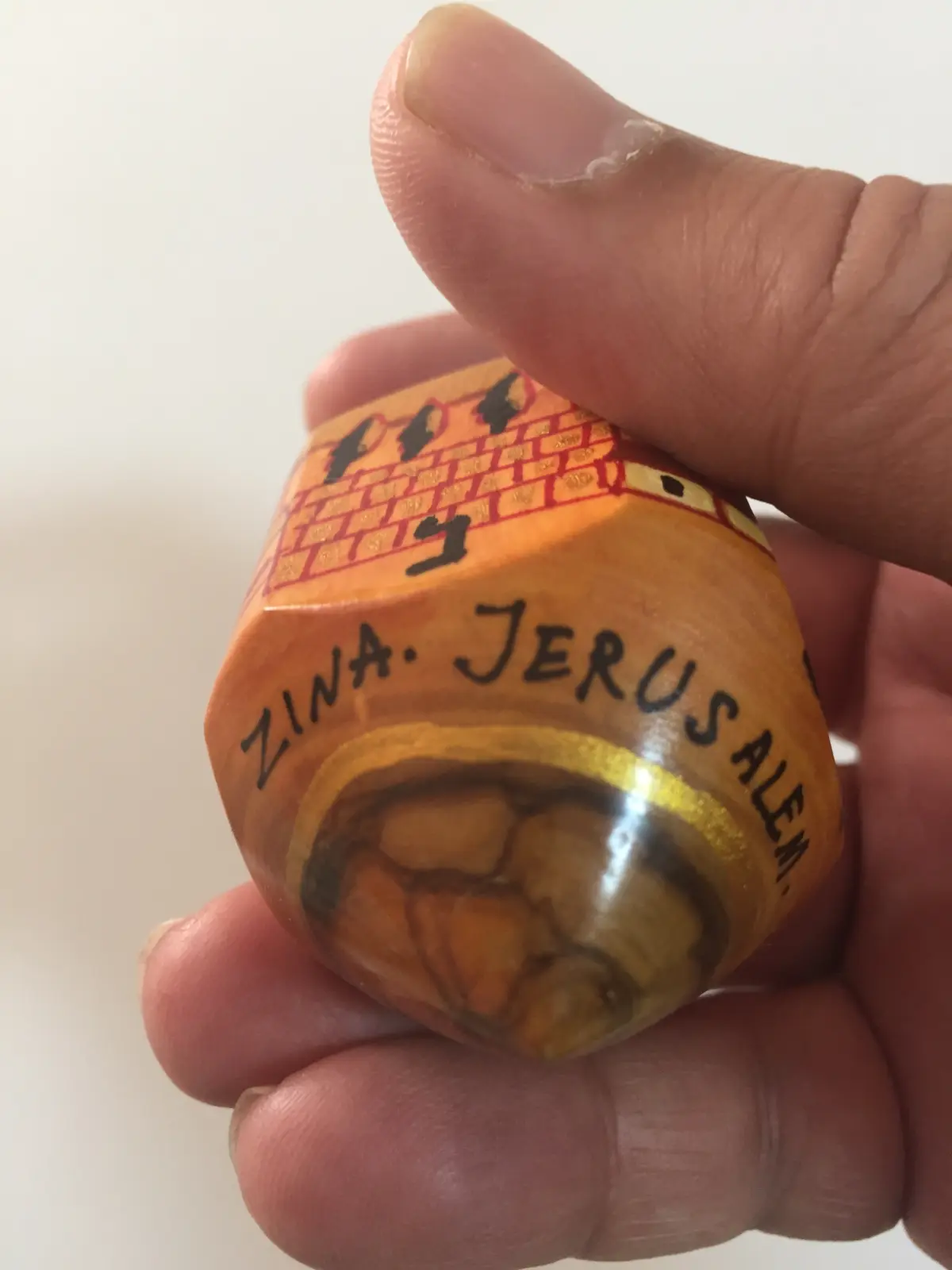 סביבון עץ זית של זינה