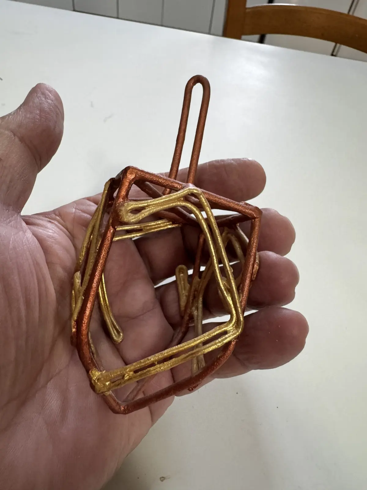 סביבון תלוי ממתכת יצירה של אחי גיל