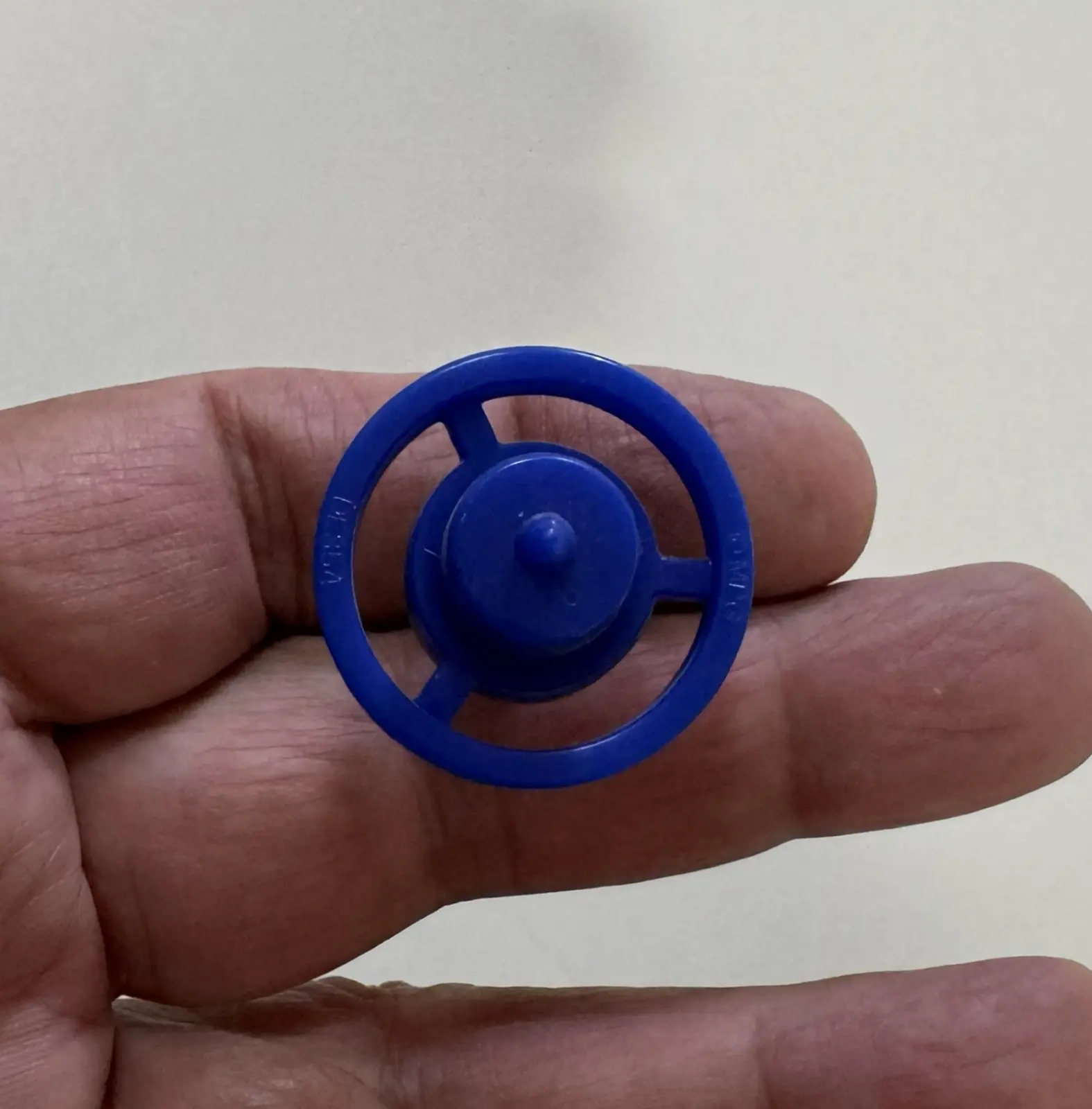 סביבון כחול מביצת ההפתעה של קינדר