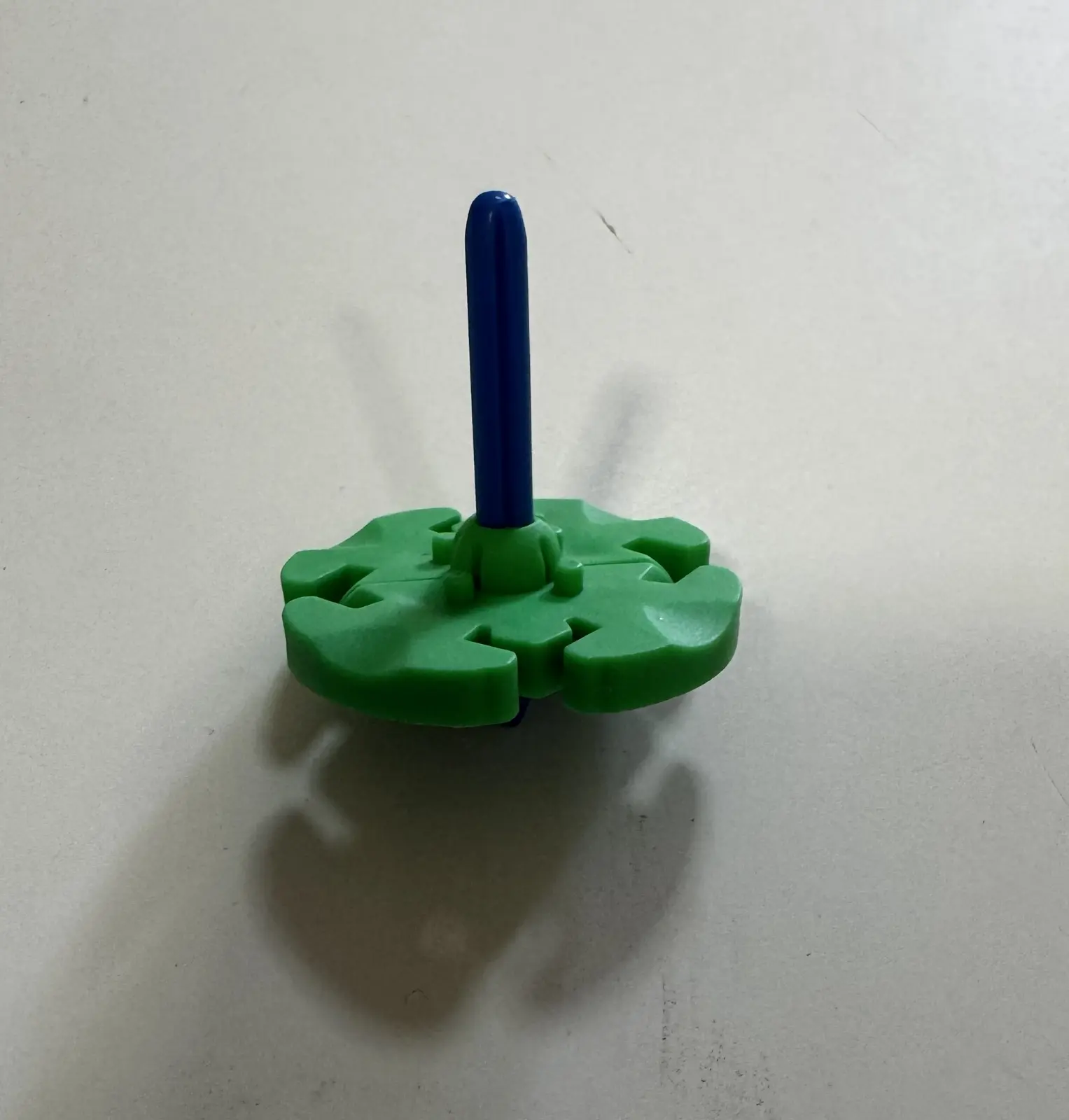 סביבון פרח מביצת ההפתעה של קינדר